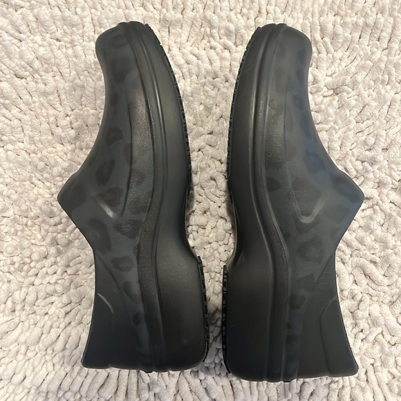 Crocs. - Picture 2 of 3